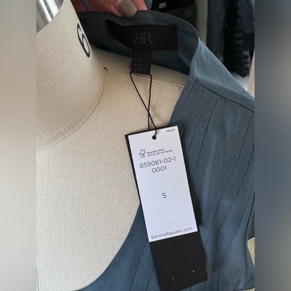 NWT‼️BANANA REPUBLIC Monogram 💯Silk Blouse with Charm tie Size Small - Picture 5 of 7